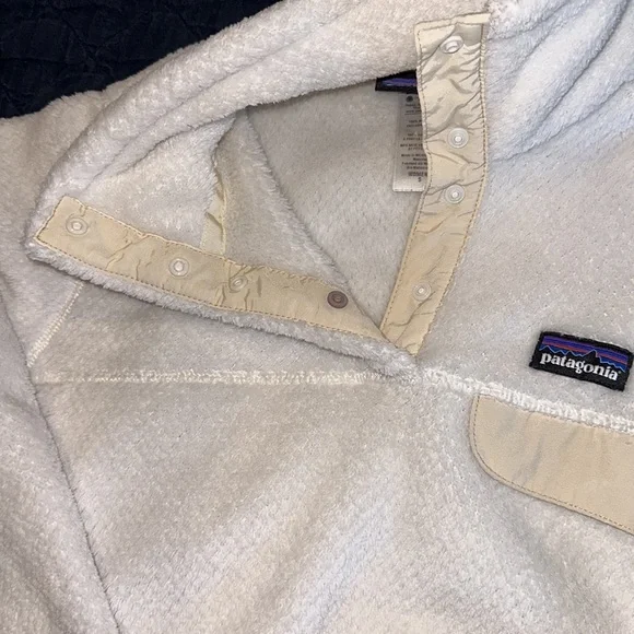Patagonia size small re-tool snap fleece - raw linen- small hole - Picture 4 of 6